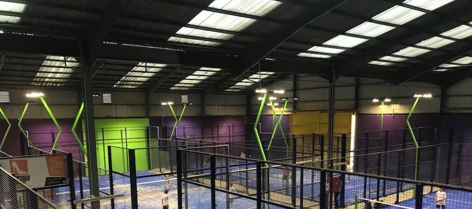 Iluminación LED en las pistas de Pádel Indoor Cubelles realizada por Luxes.