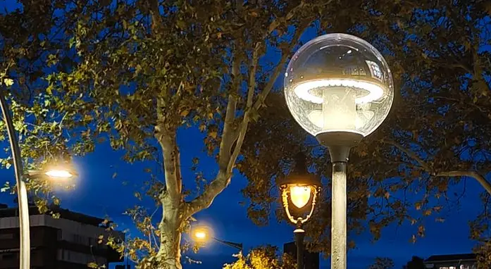 Iluminación nocturna con farola AURA LED de Luxes, eficiente y decorativa, en la Plaça del Dau.
