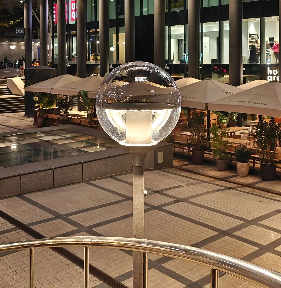Detalle de farola AURA LED instalada en la Plaça del Dau, con diseño esférico y luz uniforme.