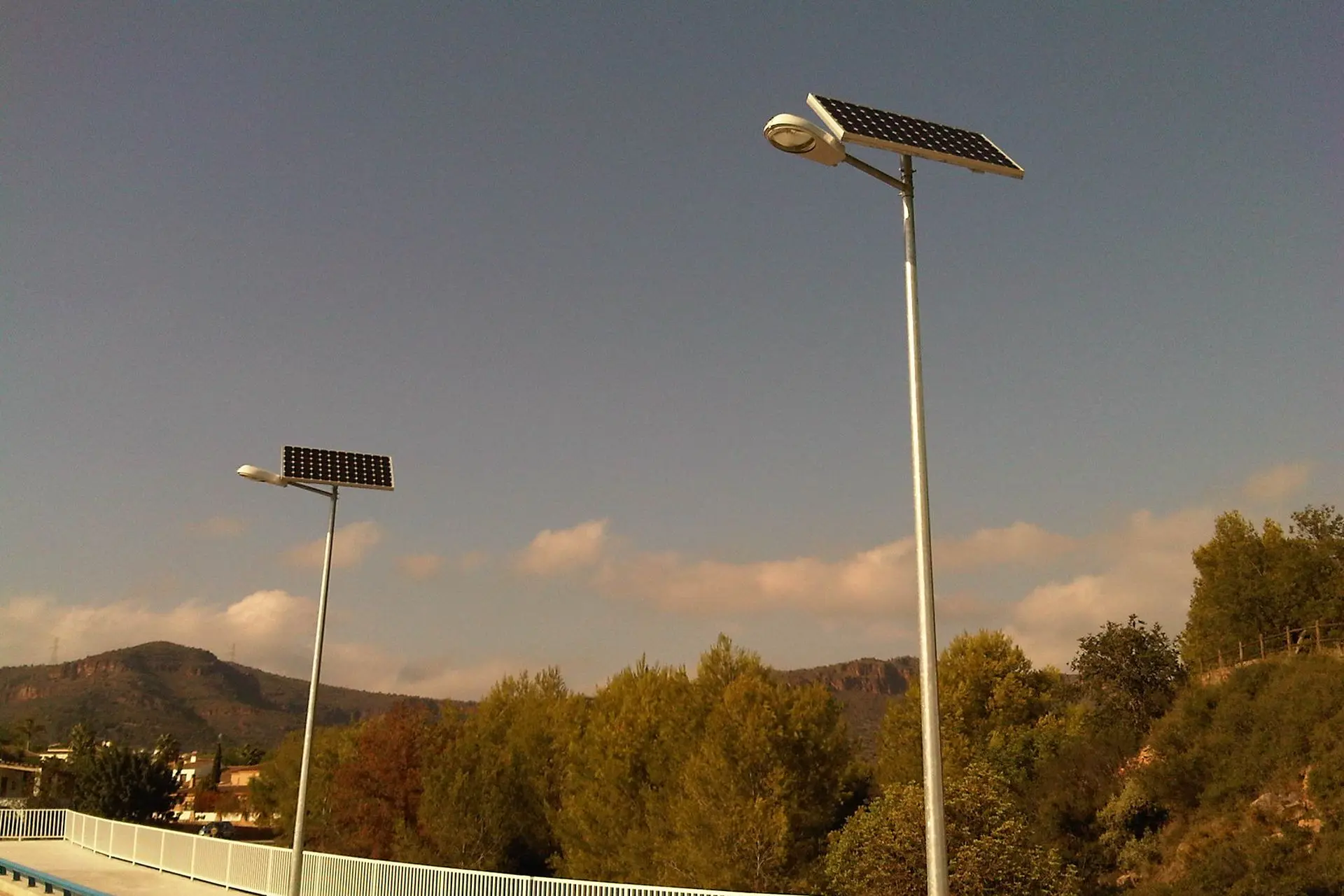 Farolas solares con panel fotovoltaico y luminaria LED instaladas por Luxes en Puçol.