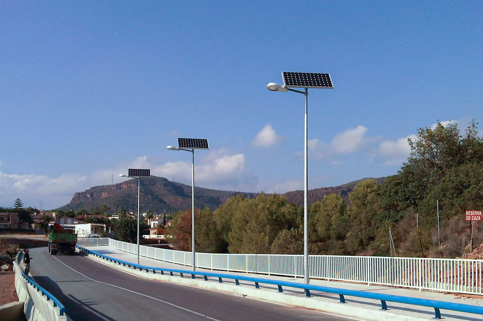 Iluminación pública sostenible con farolas solares de Luxes en Puçol, Valencia.