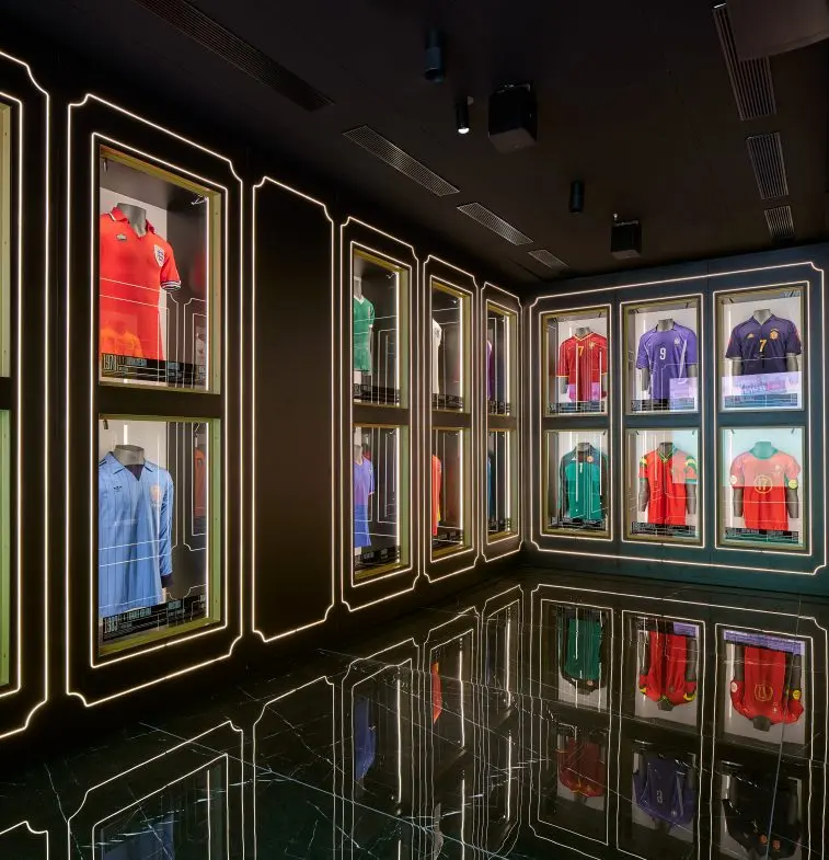 Sala de exhibición del Museo Legends con iluminación LED arquitectónica y vitrinas iluminadas.
