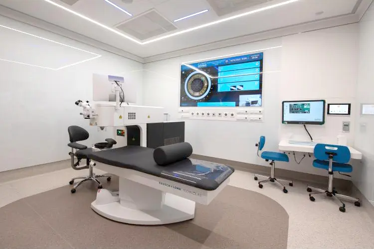 Iluminación LED blanca en consulta de oftalmología equipada con tecnología médica avanzada, diseño de Luxes.