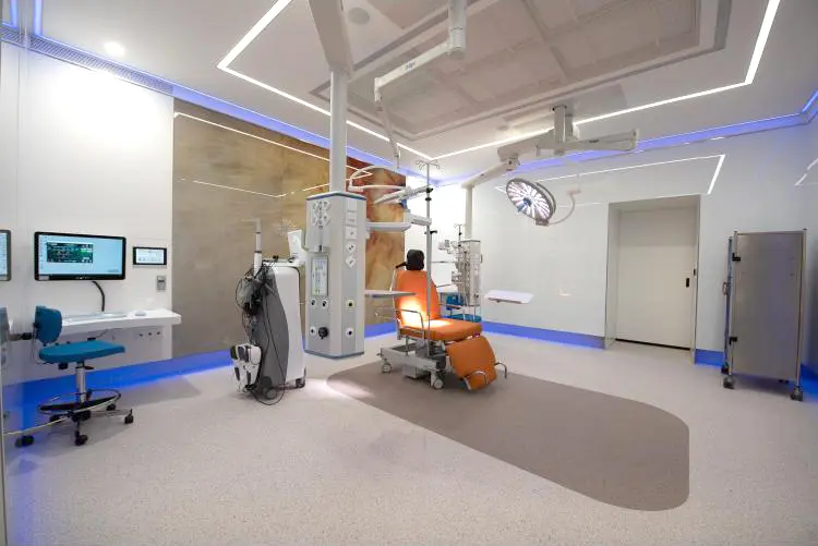 Iluminación LED técnica en consulta de oftalmología, diseño lumínico de Luxes con luz blanca uniforme.