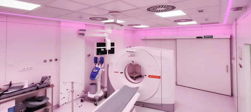 Iluminación LED RGB en sala de resonancia magnética hospitalaria, diseño de Luxes para crear un entorno relajante.