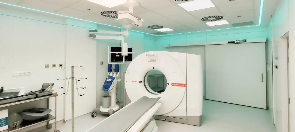Iluminación LED ambiental en sala de resonancia magnética, tecnología RGB de Luxes para hospitales.v