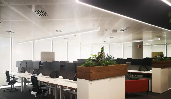 Oficina abierta con iluminación lineal