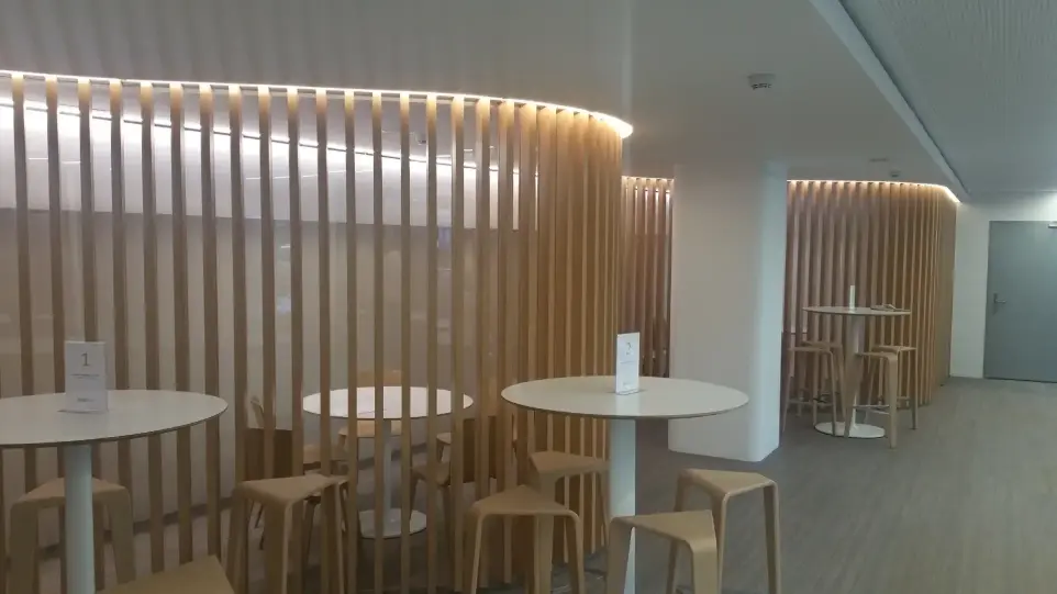 Zona de descanso con iluminación lineal LED