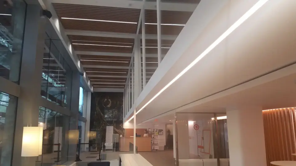 Arquitectura interior con iluminación lineal