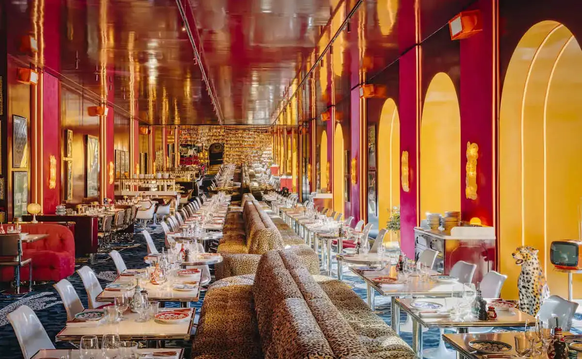 Iluminación interior del restaurante Circo Popolare, proyecto de diseño lumínico realizado por Luxes.