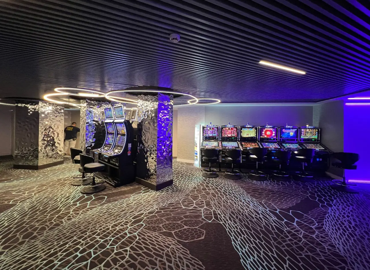 Iluminación LED decorativa en el Casino Marbella con columnas reflectantes y anillos de luz diseñados por Luxes.