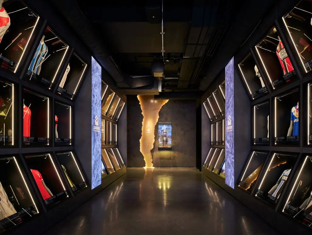 Iluminación museográfica LED en vitrinas del Museo Legends de fútbol diseñada por Luxes.